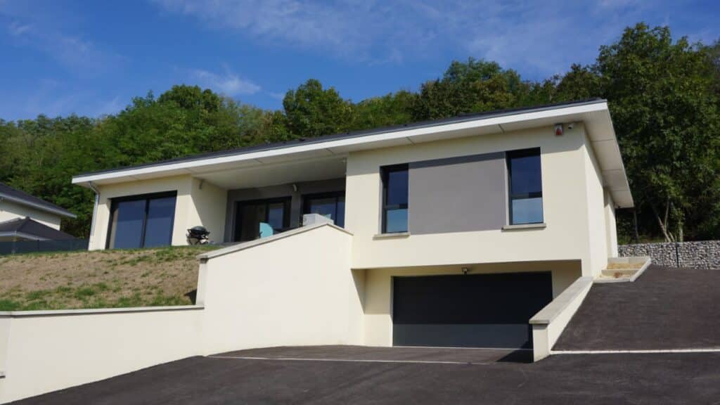 Construction d'une maison de plain-pied sur terrain en pente à La Buisse