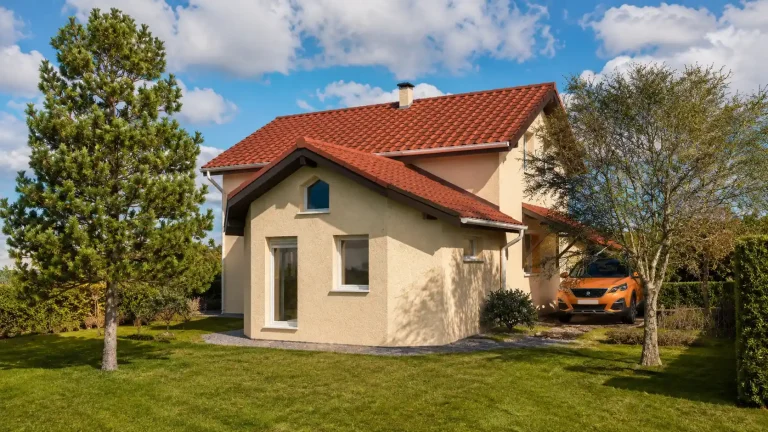 Extension traditionnelle à Apprieu — tuiles rouges et continuité architecturale
