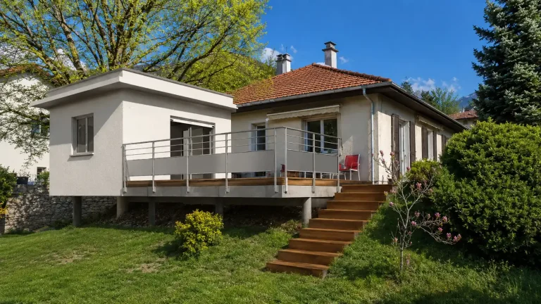 Extension contemporaine à Voreppe avec terrasse surélevée